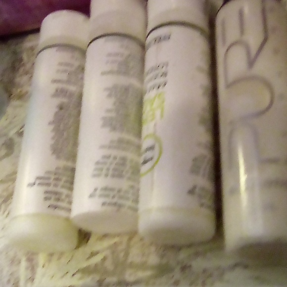 Clinique Cosmetic Case With 10 Essential Travel Items. - Picture 5 of 7